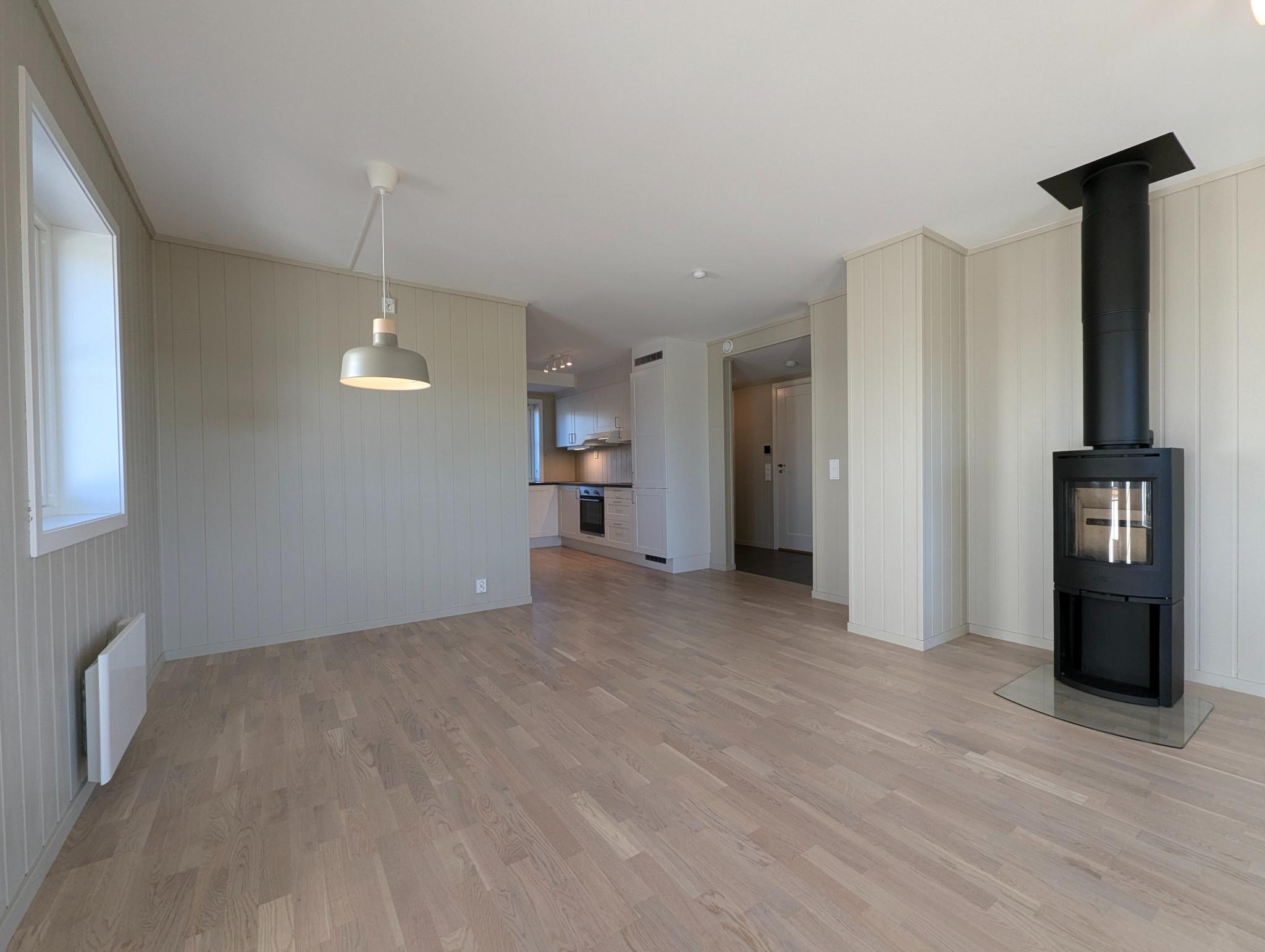 Leiligheten har lune, lysmalte overflater og parkettgulv